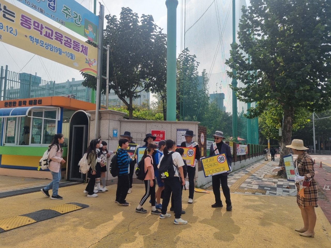 연수구 동춘2동 주민자치회는 지난 8일 동막초등학교 정문 앞에서 초등학생을 대상으로 교통사고 예방을 위한 어린이 교통안전 생활화 캠페인을 진행했다